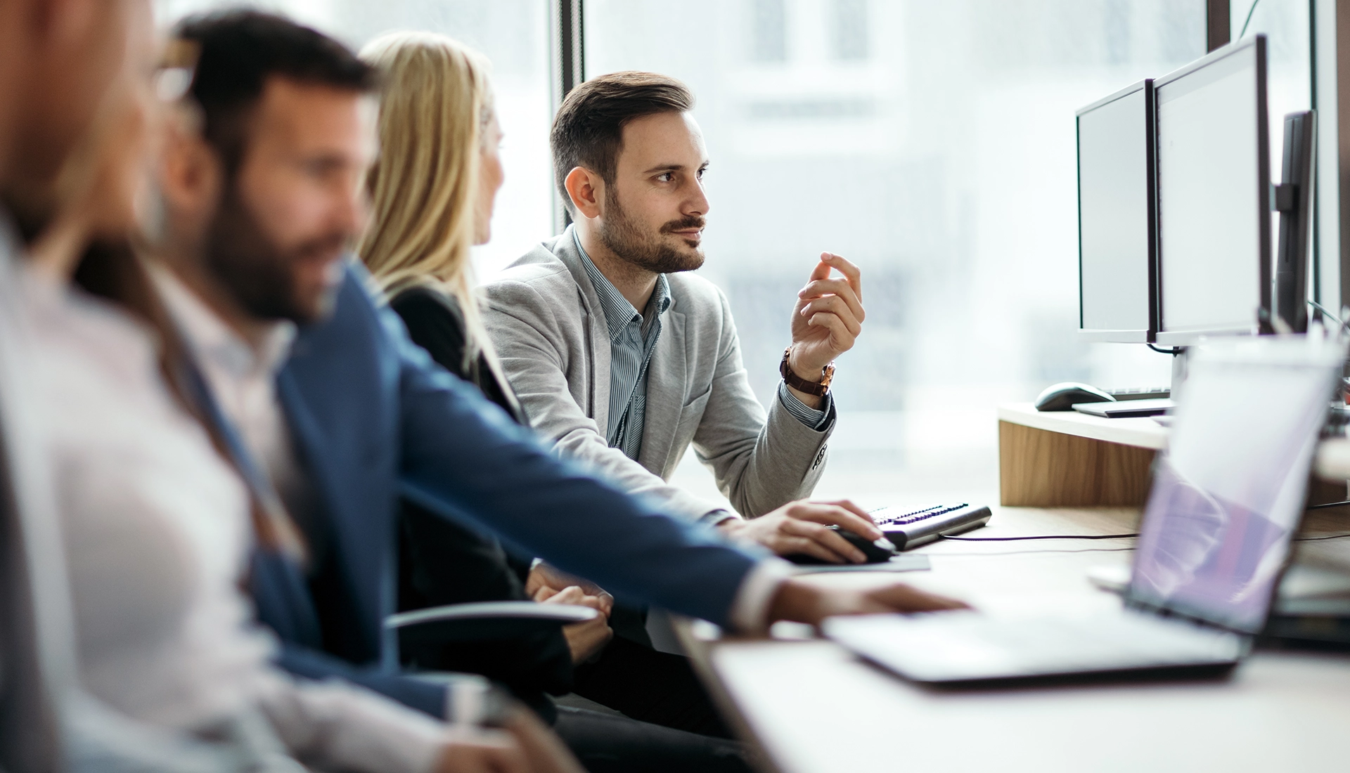 Equipo revisando datos en el ordenador.