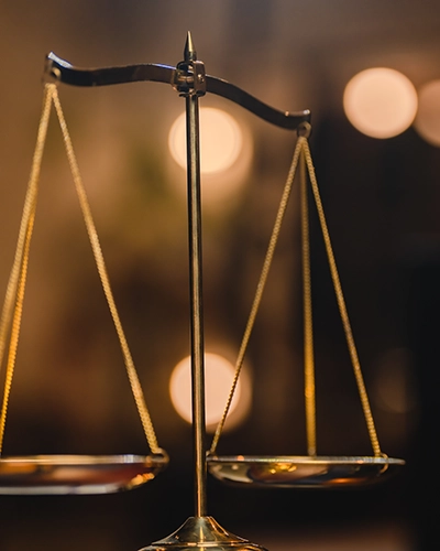 Balanza que simboliza la justicia. Representación procesal y defensa jurídica.