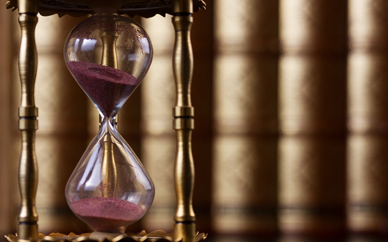 Primer plano de un reloj de arena.