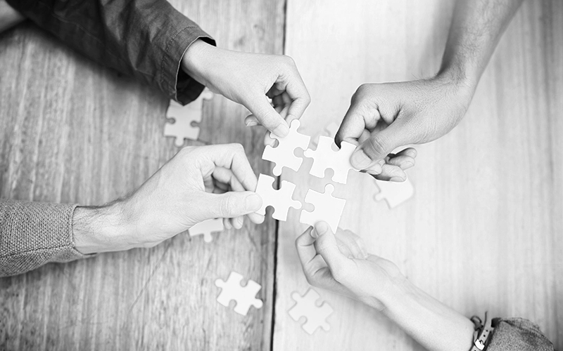 Piezas de puzzle que encajan. Concepto de equipo de trabajo.