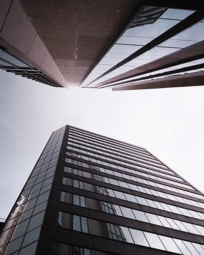 Vista hacia arriba de edificios altos.