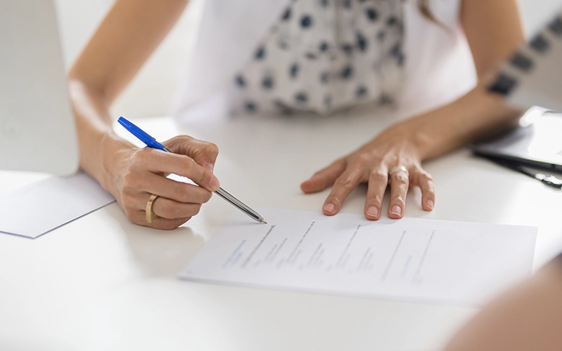 Profesional explicando el documento que se tiene que firmar.