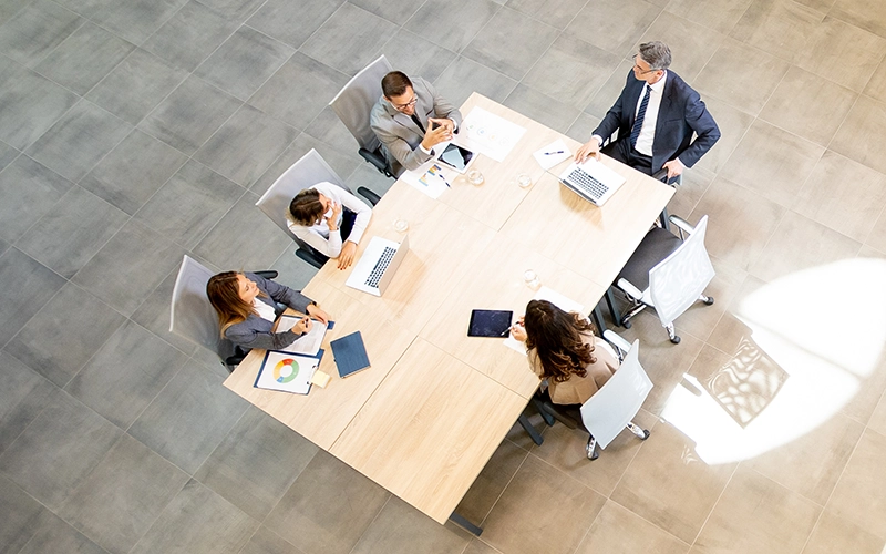 Vista área de una una reunión de trabajo.