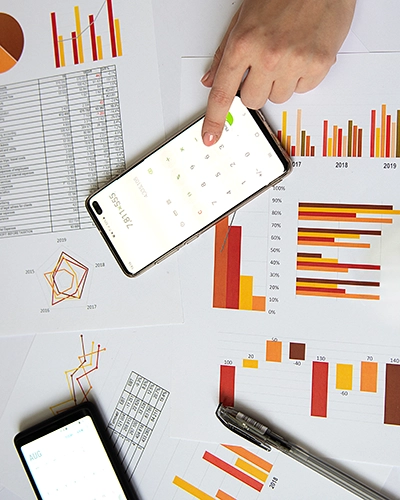 Vista área de papeles con datos financieros.